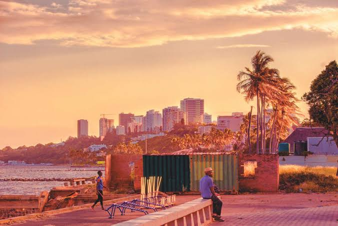 Marginal de Maputo ao pôr-do-sol, com a vista da cidade ao fundo